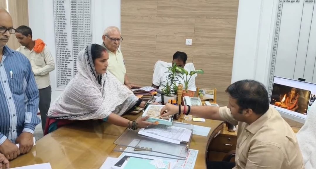 जनसुनवाई में मिली राहत, मकान का कब्जा पाकर महिला ने बांटी मिठाई