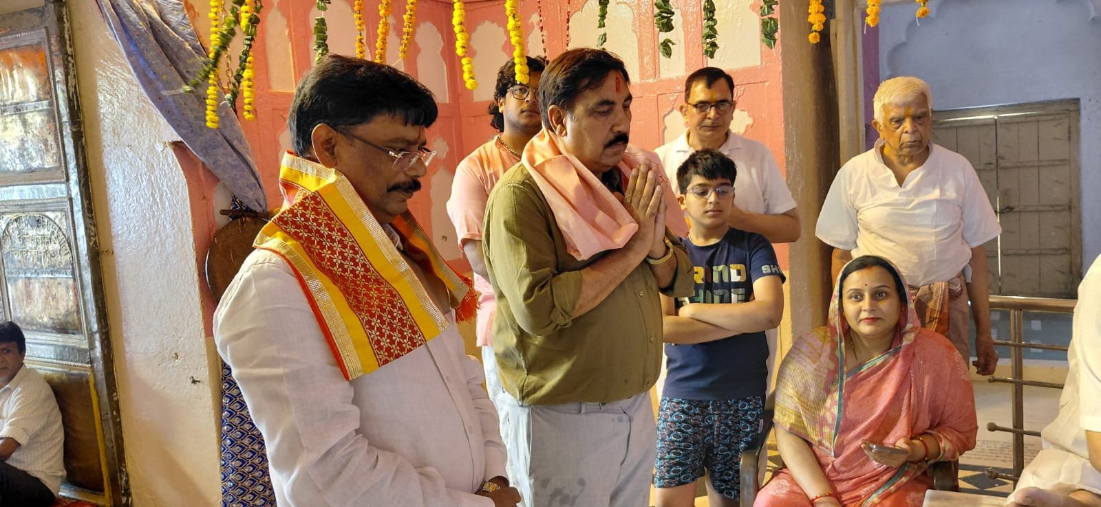 नवागत जिलाधिकारी सत्य प्रकाश पटेल ने दाऊजी महाराज मंदिर में पूजा-अर्चना कर मेला व्यवस्थाओं का लिया जायजा