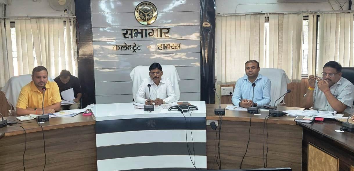 मुख्यमंत्री डैशबोर्ड पर राजस्व कार्यों एवं लंबित वादों की डीएम ने की समीक्षा समय सीमा से अधिक लंबित मामलों को प्राथमिकता के आधार पर निस्तारित करने के निर्देश