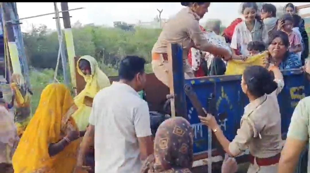 पुलिसकर्मियों पर महिला और युवकों से मारपीट का आरोप, वीडियो सोशल मीडिया पर वायरल