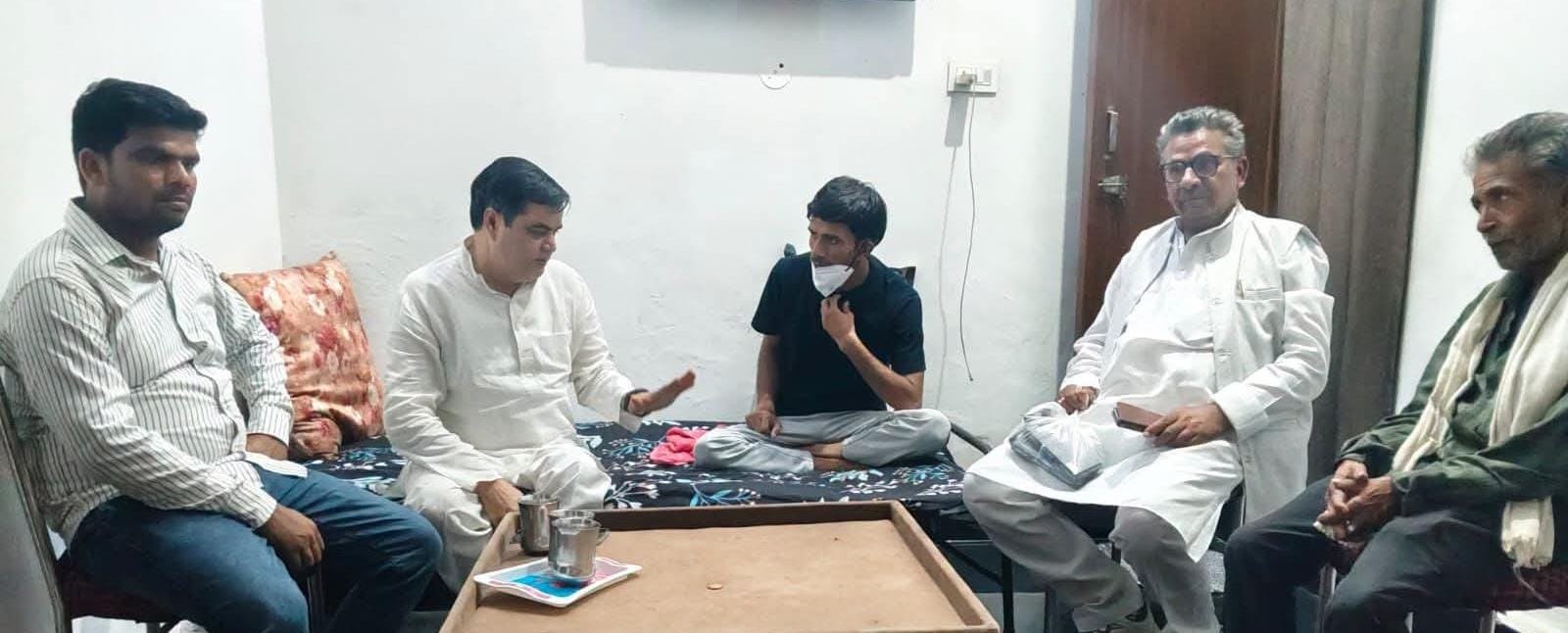 अस्वस्थ पंडित चन्द्रमोहन शर्मा से मिले सीटू भैया, जल्द स्वस्थ होने की कामना