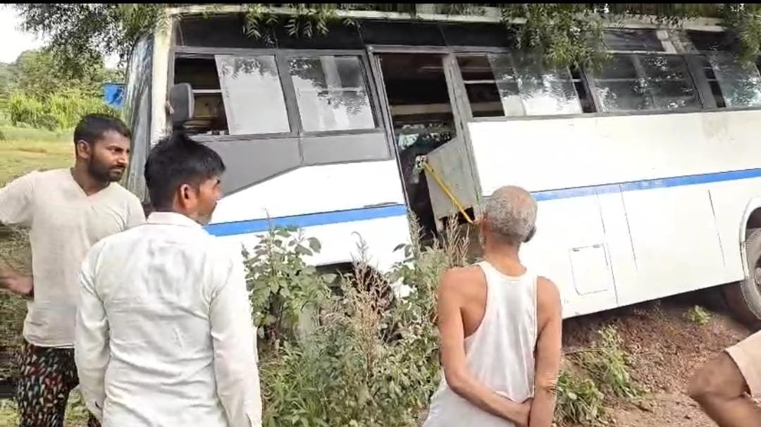 कुत्ते को बचाने के चक्कर में खाई में धंसी यात्रियों से भरी मिनी बस, बाल-बाल बचे यात्री