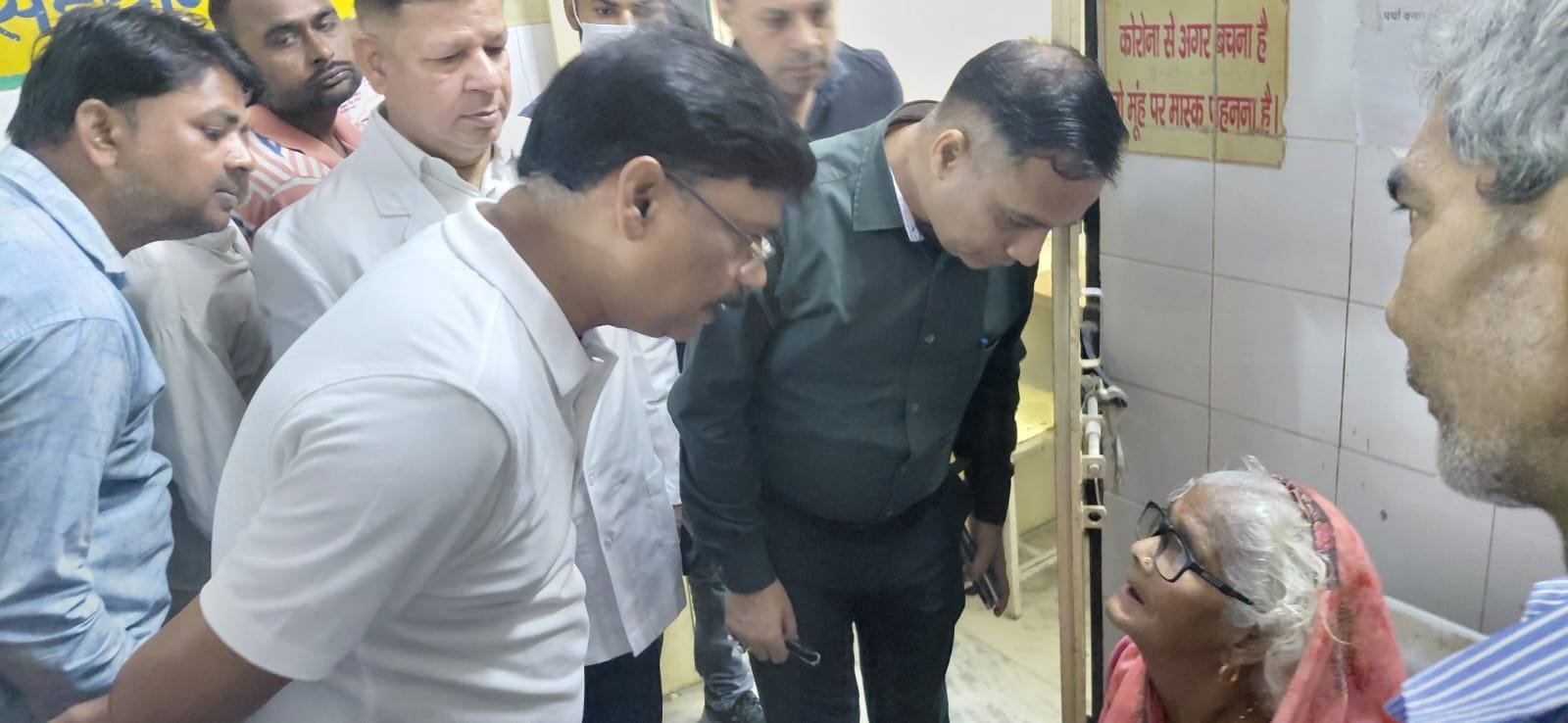 बागला अस्पताल में डीएम का औचक निरीक्षण, मरीजों को बेहतर स्वास्थ्य सुविधाएं देने के निर्देश