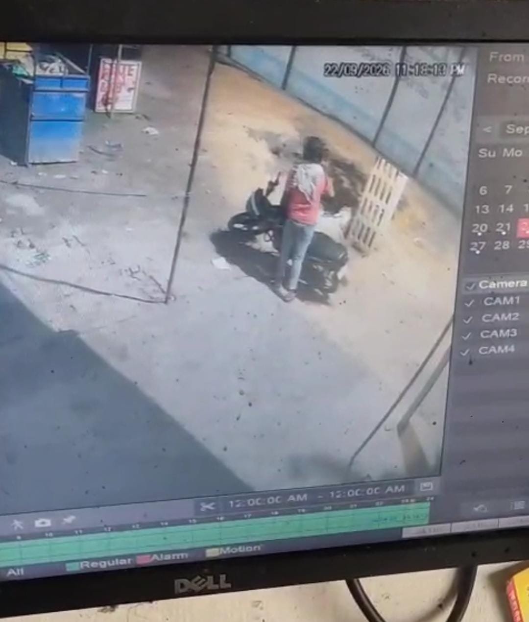 बंद दुकान में पेट्रोल डालकर लगाई आग, सीसीटीवी में कैद हुई वारदात