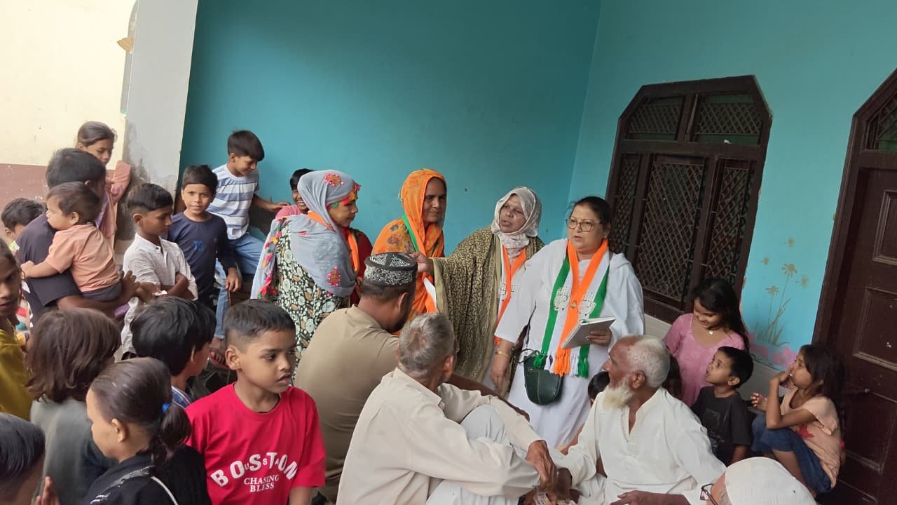 गांव-गांव  पहुंच रही एडवोकेट अर्चना, ग्रामीणों से किया जनसंपर्क और सुनी समस्याएं