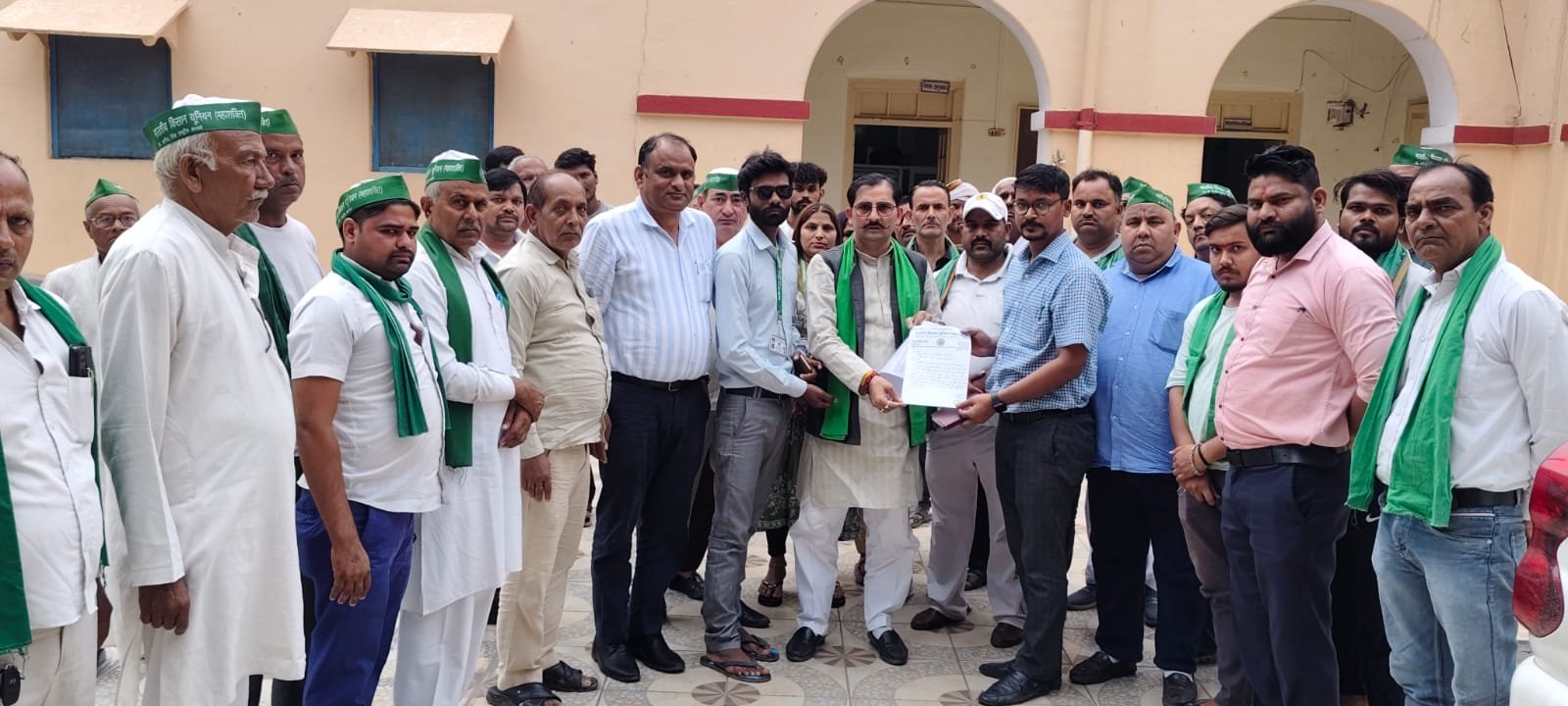 भाकियू महाशक्ति ने सिंचाई विभाग के कार्यालय पर दिया धरना, पानी बंद कराने के साथ मुआवजे की उठाई मांग