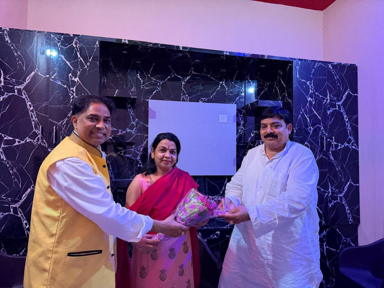 खुर्जा जंक्शन पर मुकेश कुमार मासूम ने किया जनसंपर्क, लोगों से किया संवाद
