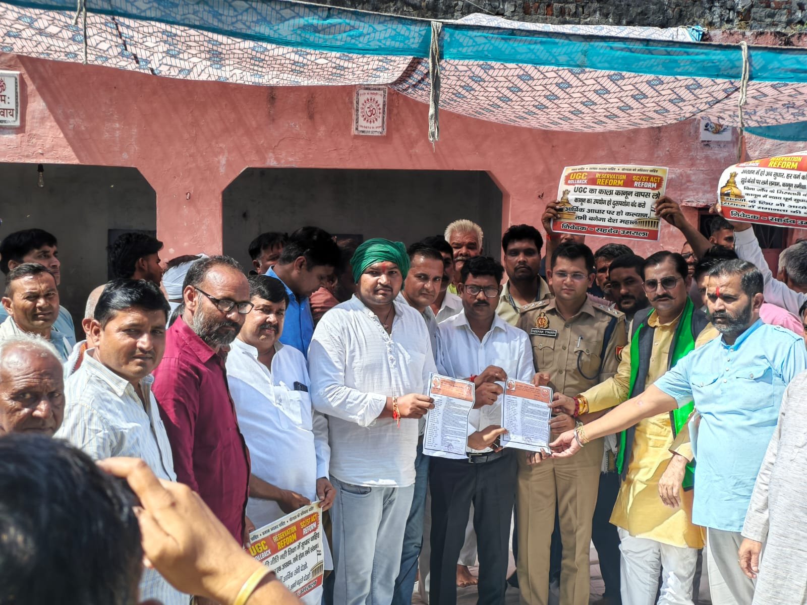 यूजीसी के विरोध में अधिकारियों को सौपा क्षत्रिय महासभा ने ज्ञापन।