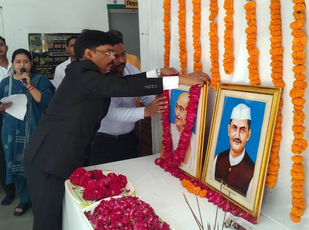 गांधी जी के सत्य-अहिंसा और शास्त्री जी की सादगी को जीवन में उतारना ही सच्ची श्रद्धा : जिलाधिकार