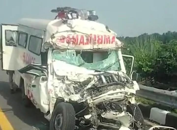 जवान का शव लेकर जा रही एंबुलेंस ट्रक में घुसी, 4 की मौत इकलौते बेटे समेत भाई, भतीजे और एंबुलेंस चालक की गई जान; हादसे के बाद डीएम ने परिजनों को संभाला