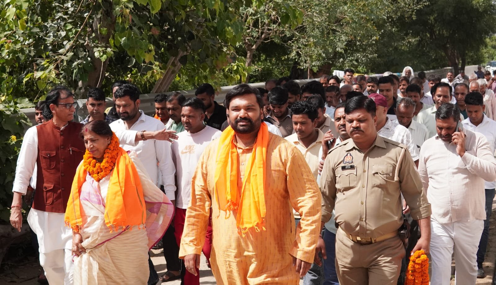 पूर्व विधायक बिमला सिंह सोलंकी के समर्थन में जुटे ग्रामीण, चुनाव लड़ाने का लिया संकल्प