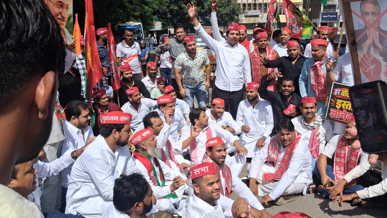 मुख्य चुनाव आयुक्त के इस्तीफे की मांग को लेकर सपा का जोरदार विरोध मार्च