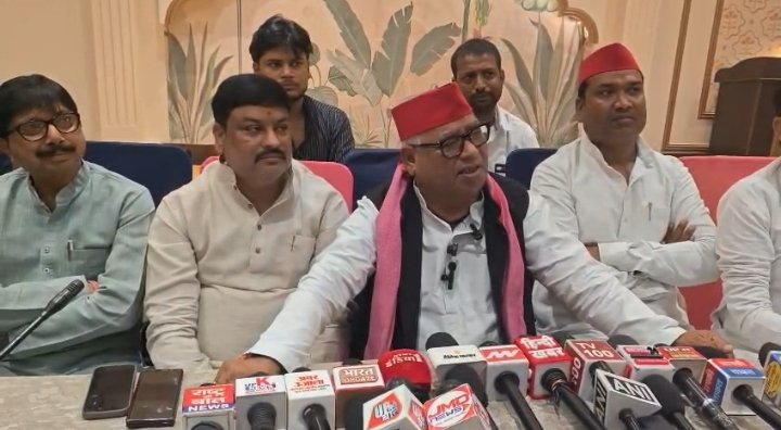 प्रेस वार्ता में तीखे सवाल पर भड़के सांसद अवधेश प्रसाद: पत्रकार को दिया सपा से चुनाव लड़ने और टिकट का ऑफर