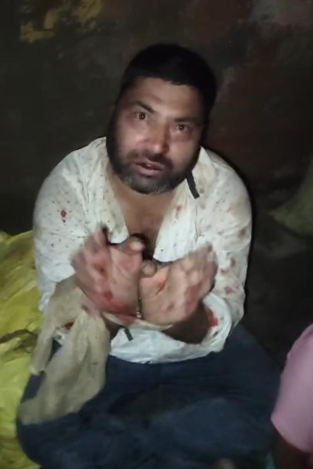 बुजुर्ग दंपत्ति और बेटों को घर में बंधक बनाकर पीटने का आरोप, वीडियो वायरल