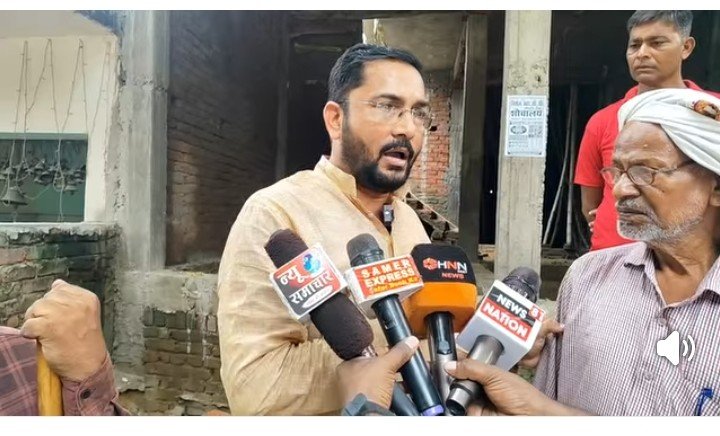 नगर पंचायत की कार्रवाई पर उठे सवाल,बिना नोटिस निर्माणधीन मकान गिरने का प्रयास