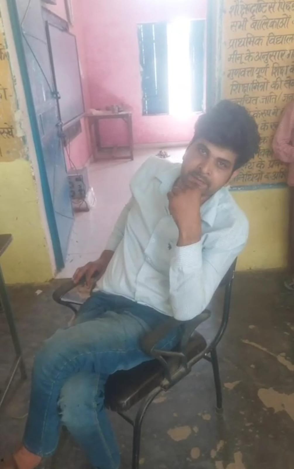 प्राथमिक विद्यालय के शिक्षक का वीडियो सोशल मीडिया पर वायरल, शराब के नशे में आने का आरोप