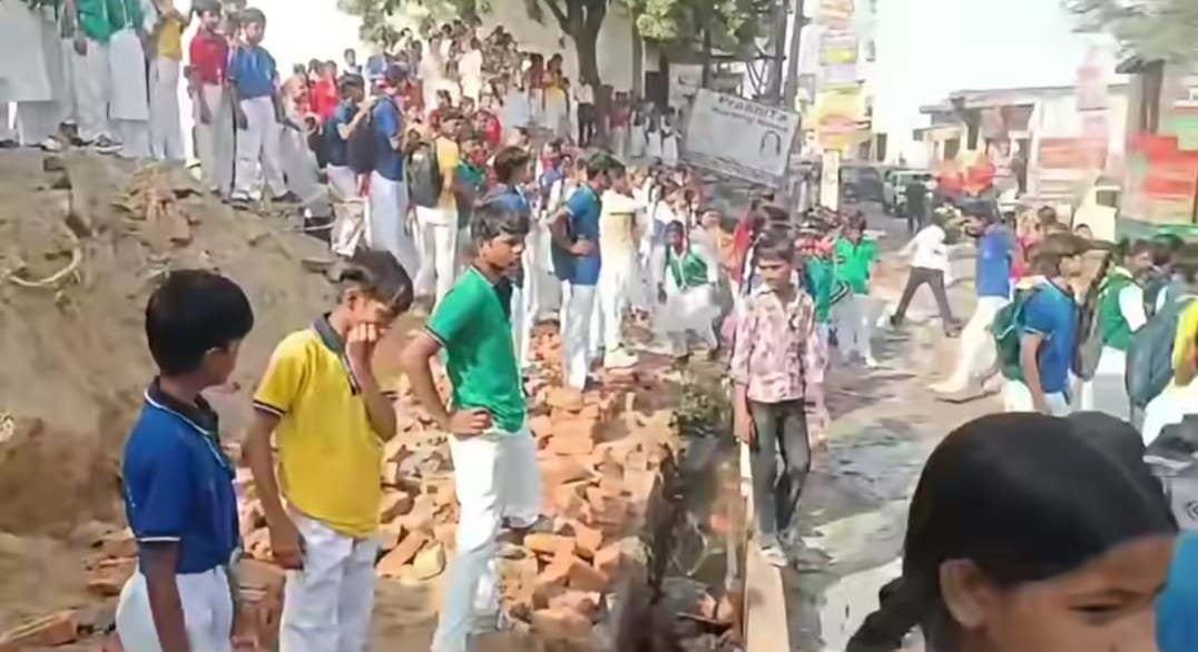कॉलेज की जमीन पर निर्माण को लेकर भड़के छात्र, तोड़फोड़ कर रुकवाया काम