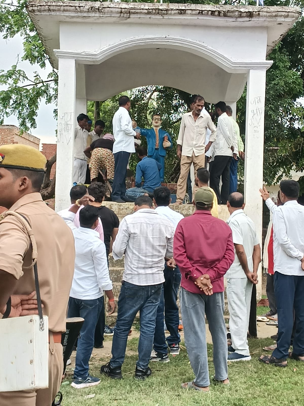 इनायतनगर थाने के अलीपुर खजुरी में अंबेडकर प्रतिमा खंडित,प्रशासन ने नई प्रतिमा स्थापित कराई