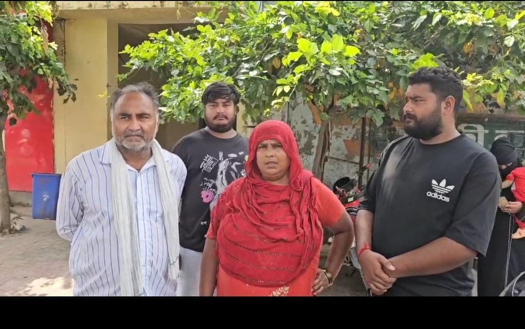 खुर्जा नगर पालिका में रिश्वत मांगने का आरोप, 6 हजार नहीं देने पर वेतन से 12 हजार कटने का दावा