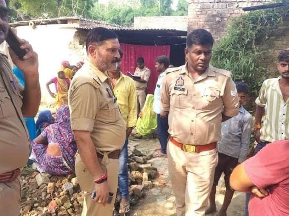अमरूद के पेड़ से लटका मिला युवती का शवः थाना कुमारगंज क्षेत्र का मामला पुलिस जांच में जुटी, पड़ोसियों से रास्ते को लेकर हुआ था विवाद