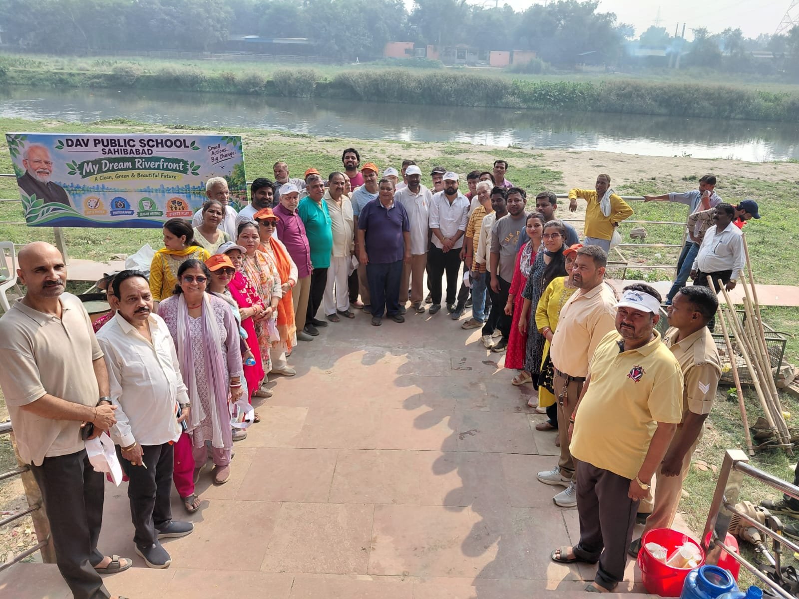 हिंडन घाट पर सांसद अतुल गर्ग ने संभाली स्वच्छता की कमान, विद्यार्थियों ने नुक्कड़ नाटक से दिया पर्यावरण संरक्षण का संदेश