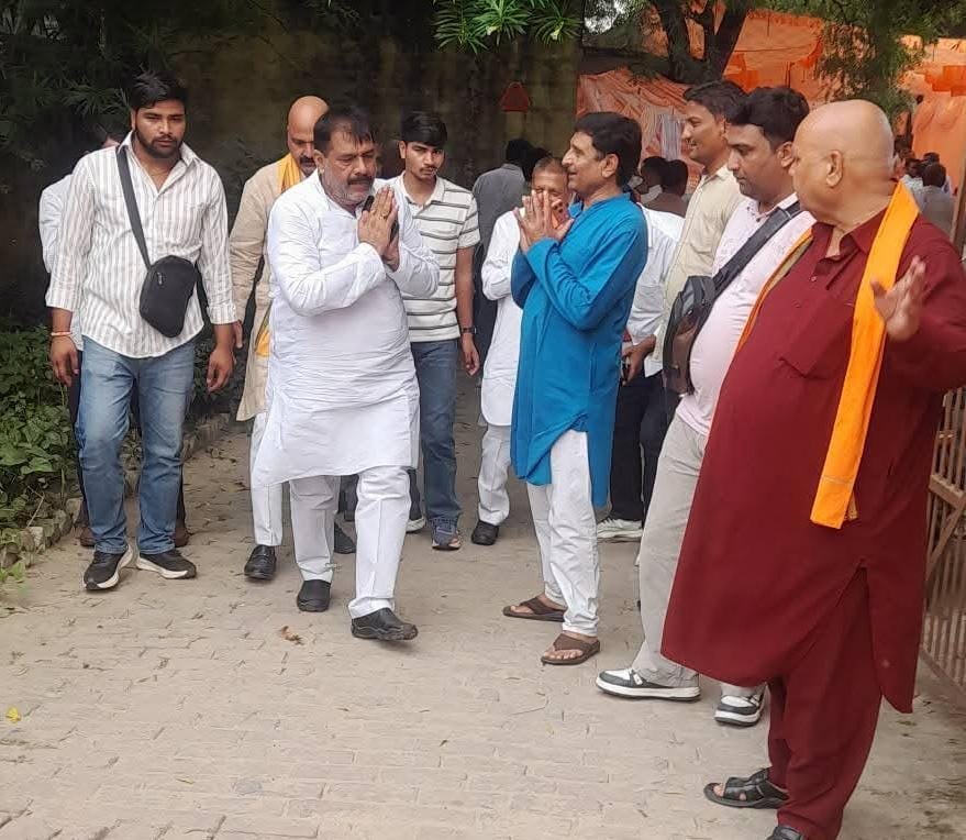 शिकारपुर में बसपा नेता मुकेश पंडित का तूफानी दौरा, शोक संतप्त परिवारों को बंधाया ढांढस