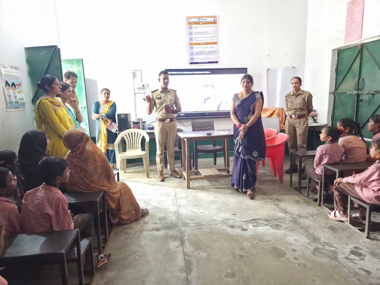 मिशन शक्ति फेज-6 का आयोजन थाना जहांगीरपुर की टीम ने उच्च प्राथमिक विद्यालय हसनपुर मे किया