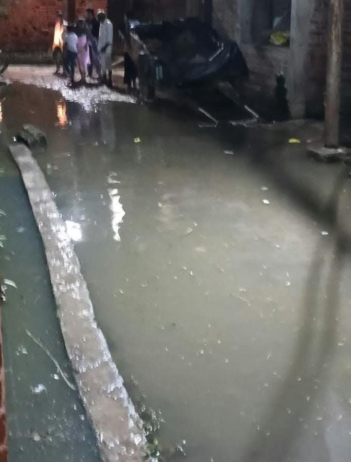लाल दरवाजा मोहल्ले में सरकारी धन की बर्बादी, ट्रैक्टर-बुग्गी के अतिक्रमण से टूटी नाली, राहगीर परेशान