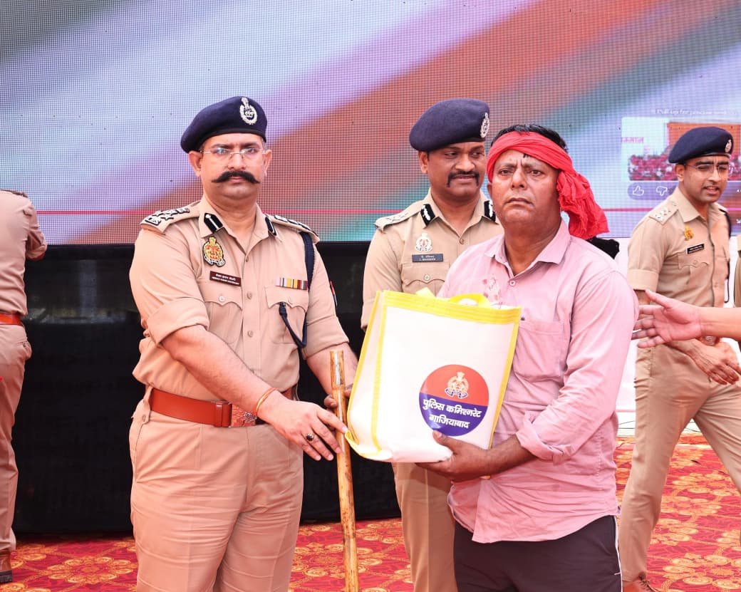 गाजियाबाद में 170 ग्राम प्रहरी सम्मानित, पुलिस आयुक्त ने बढ़ाया उत्साह,  अपराध नियंत्रण और ग्रामीण सुरक्षा में ग्राम प्रहरियों की भूमिका अहम, टॉर्च, लाठी, टिफिन, सीटी डोरी और बैग देकर किया सम्मानित