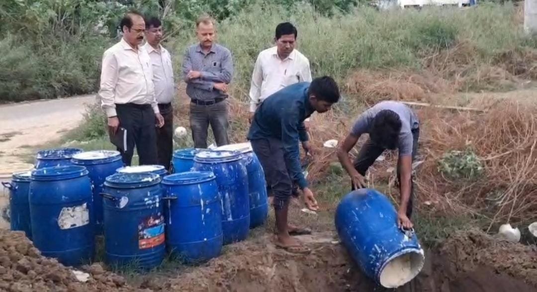 बुलन्दशहर ब्रेकिंग: नकली क्रीम बनाने की फैक्ट्री पर छापा, लाखों का माल बरामद