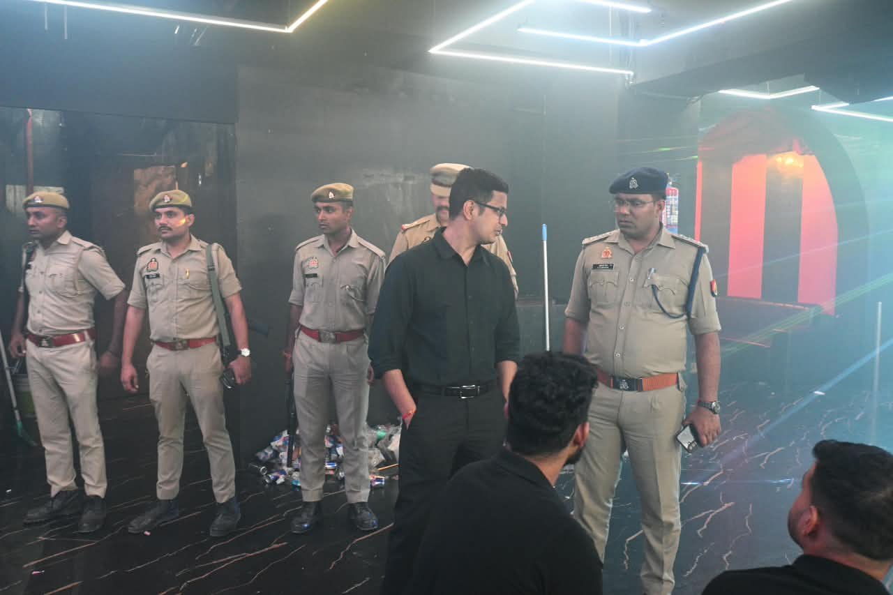 आधी रात बार-क्लबों पर पुलिस का छापा, दो प्रतिष्ठानों में मिला हुक्का