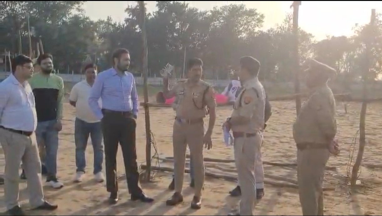 दशहरा पर्व को लेकर जिला प्रशासन अलर्ट, डीएम और एसएसपी ने किया खुर्जा रामलीला मैदान का निरीक्षण