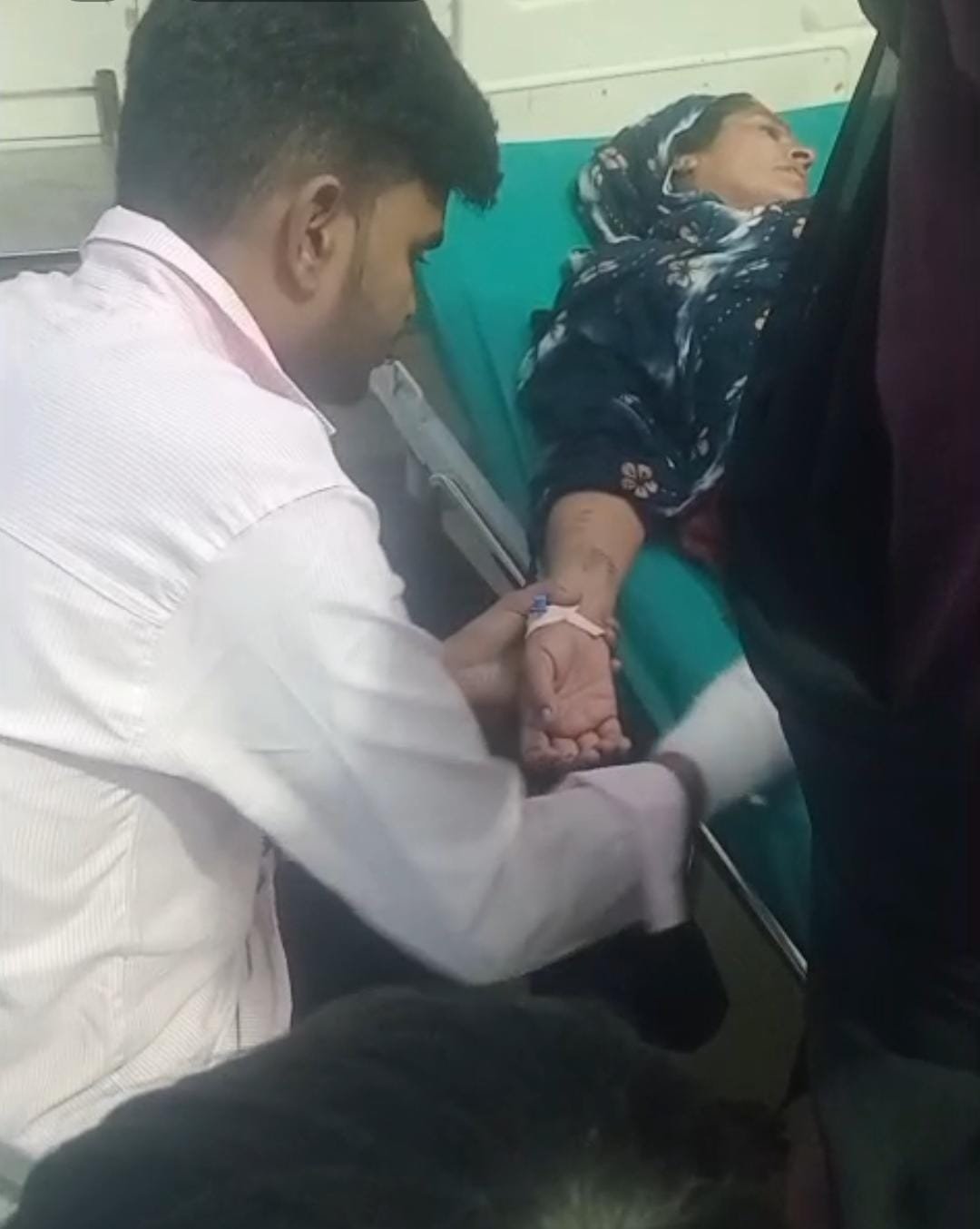 गर्भवती महिला के पेट में लात मारने का आरोप, हालत गंभीर; अस्पताल में भर्ती
